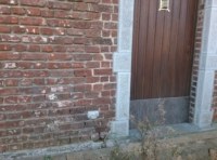 Repère géodésique de pied de façade