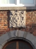 Dalle blasonnée sur l'ancienne cure d'Arquennes