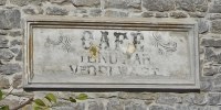 Enseigne en pierre