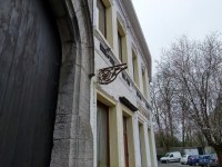 Enseigne suspendue