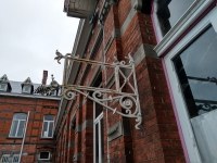 Enseigne suspendue