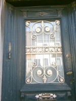 Grille protection d'une vitre de porte